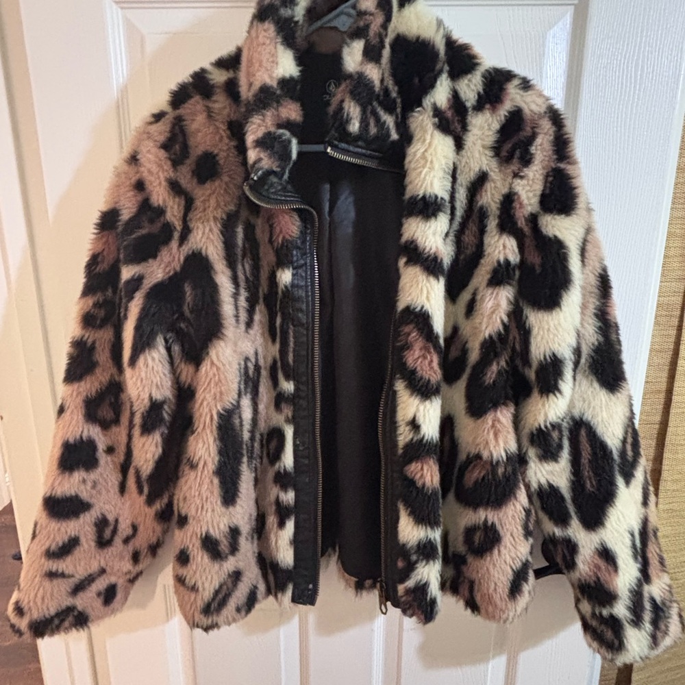 Volcom Women’s Faux leopard  Faux Fur Jacket Worn twice like new